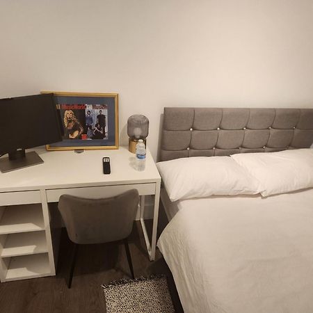 Flat With Work Station, Monitor, Smart Tv & Netflix Londres Exterior foto