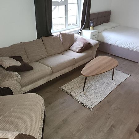 Flat With Work Station, Monitor, Smart Tv & Netflix Londres Exterior foto