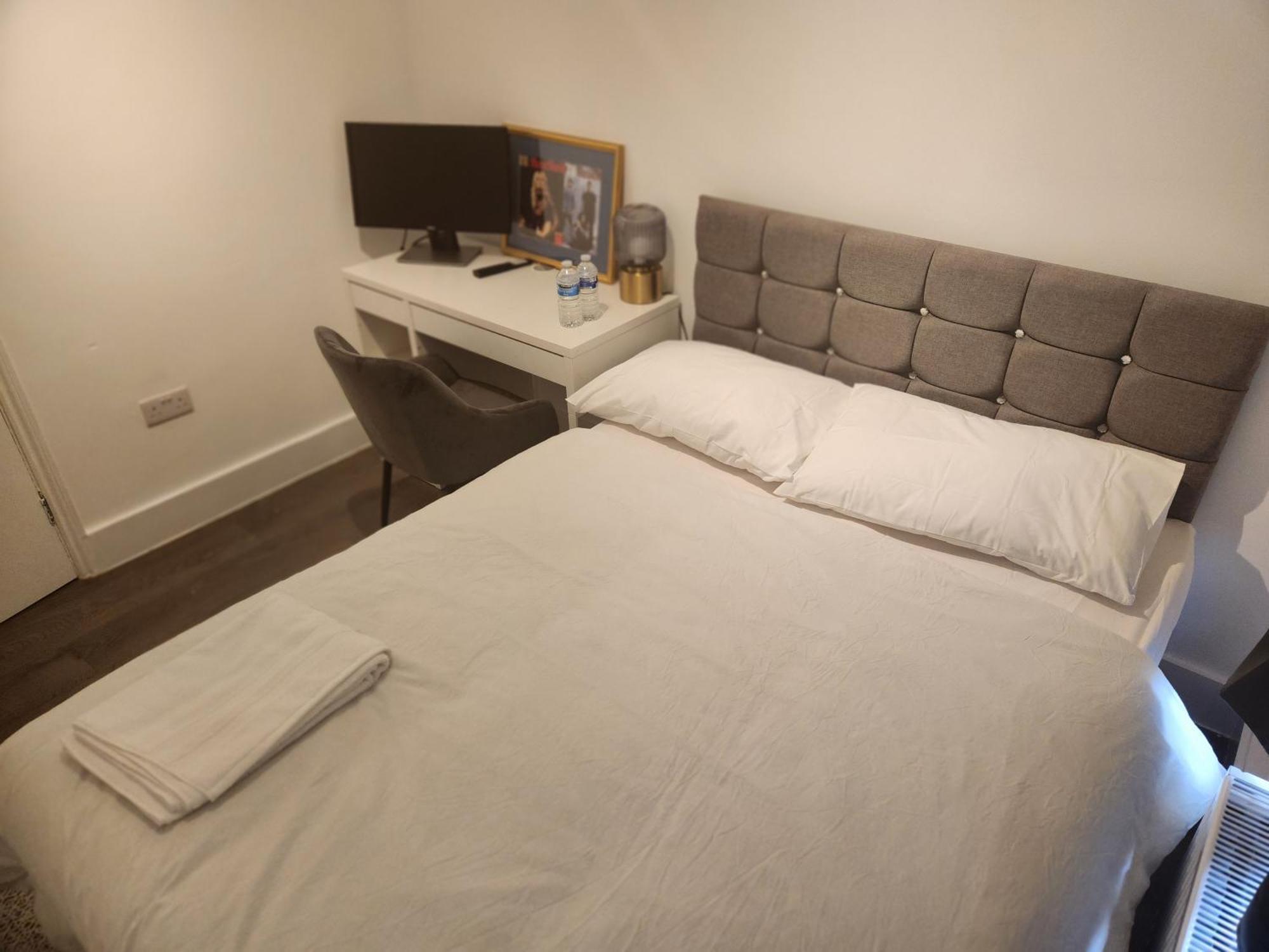 Flat With Work Station, Monitor, Smart Tv & Netflix Londres Exterior foto