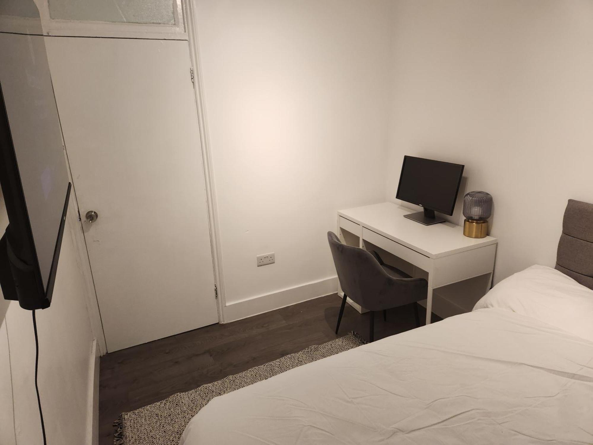 Flat With Work Station, Monitor, Smart Tv & Netflix Londres Exterior foto