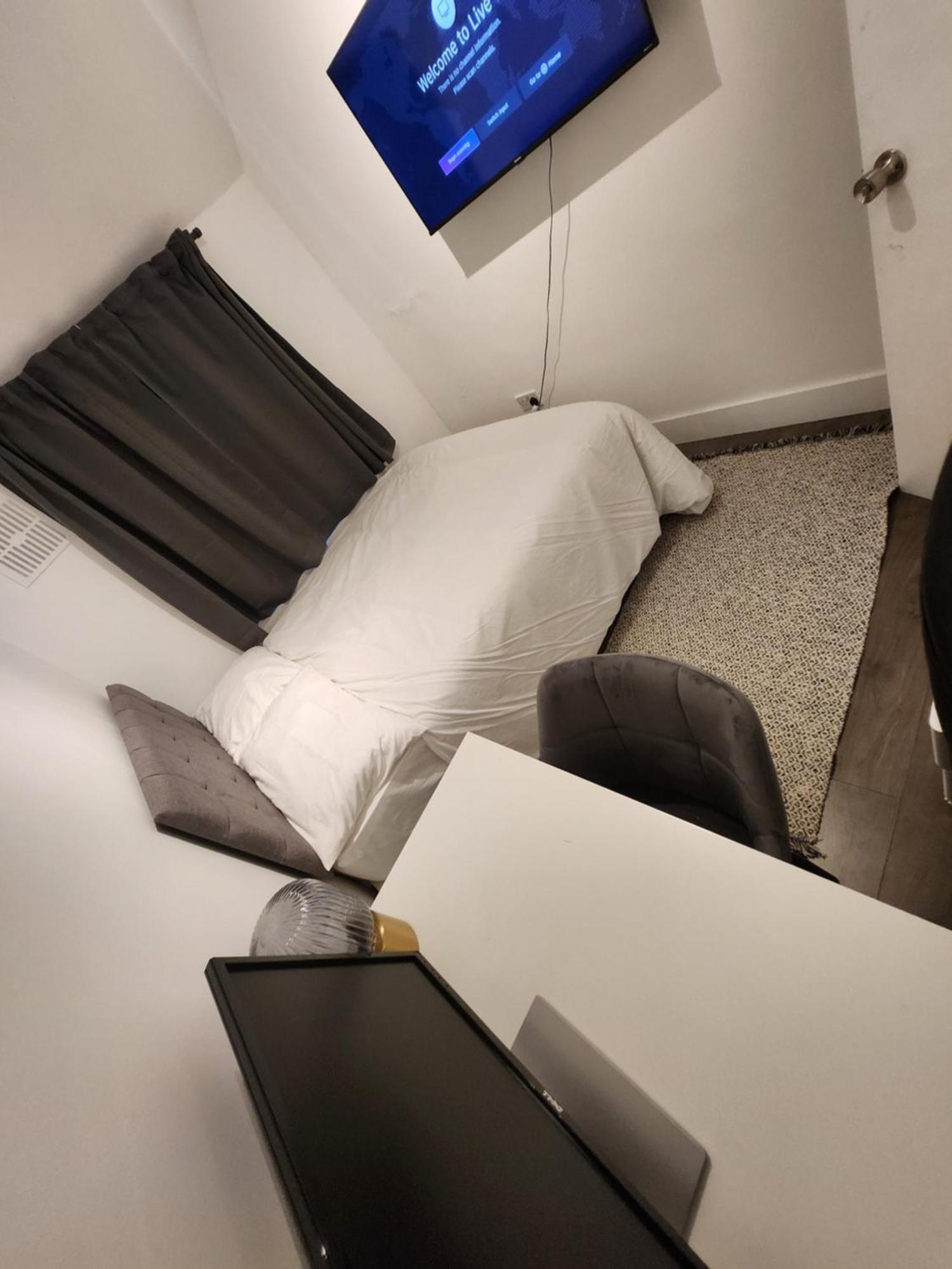 Flat With Work Station, Monitor, Smart Tv & Netflix Londres Exterior foto