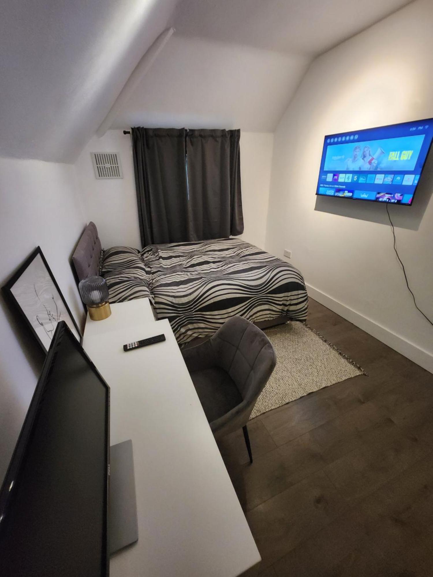 Flat With Work Station, Monitor, Smart Tv & Netflix Londres Exterior foto