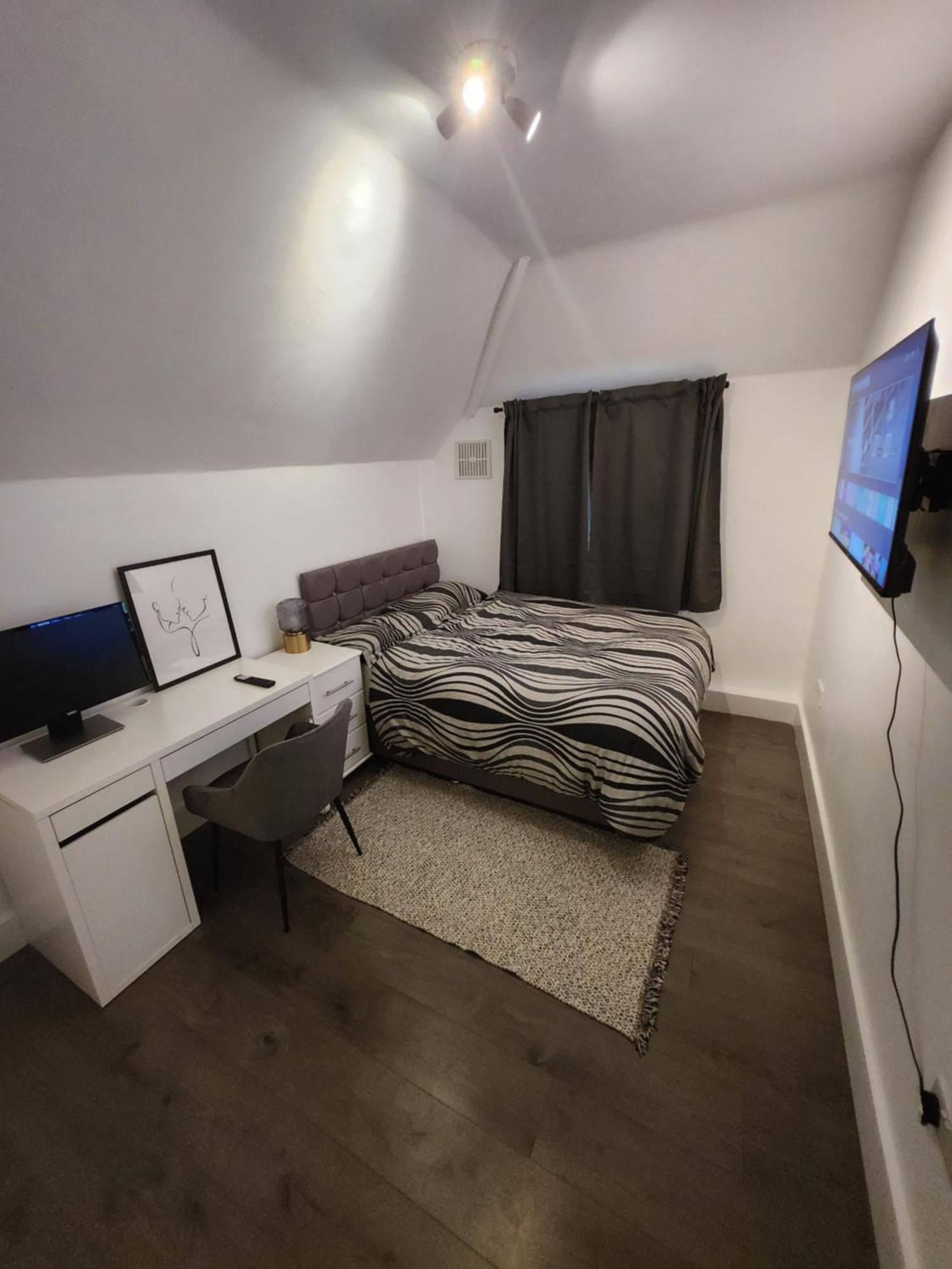 Flat With Work Station, Monitor, Smart Tv & Netflix Londres Exterior foto