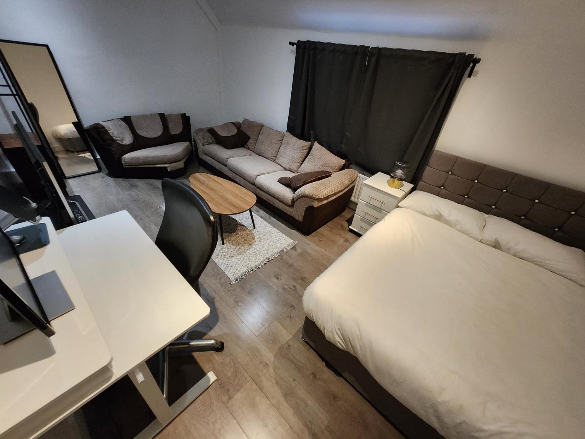 Flat With Work Station, Monitor, Smart Tv & Netflix Londres Exterior foto
